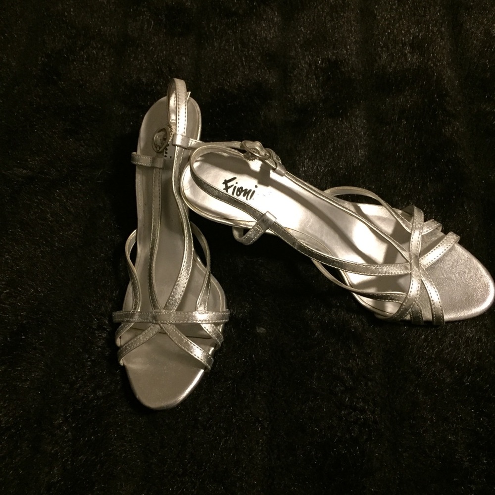 Fioni sandals